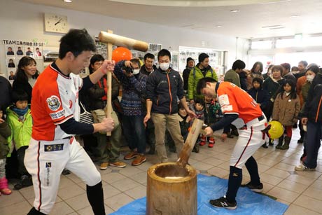 アルビBCの中西投手と稲葉プレーイングコーチがもちつき