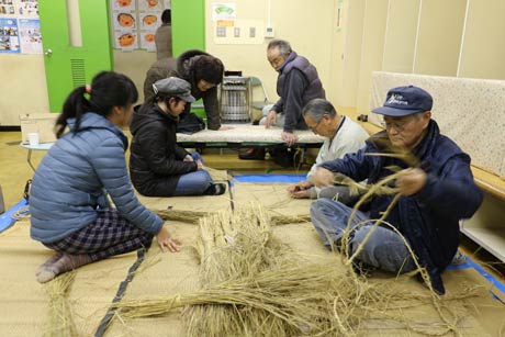 地域おこし協力隊による縄を編む体験