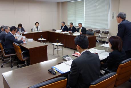 17日開かれた市議会市民福祉常任委員協議会