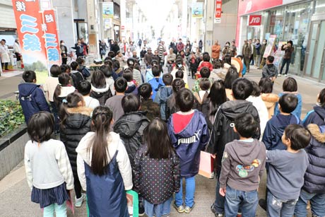  三条市立月岡小学校3年生が古町通6番町の街頭で三条市の魅力を発表