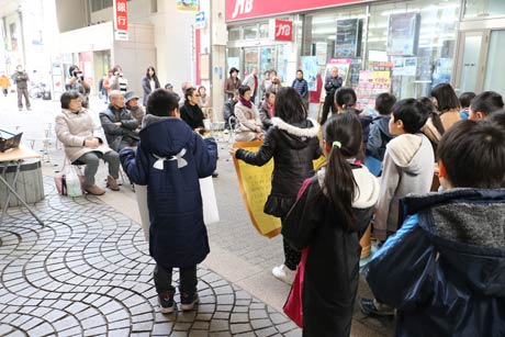 班ごとに調べた三条市の魅力を発表