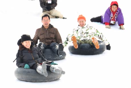 雪遊びにおとなも夢中に