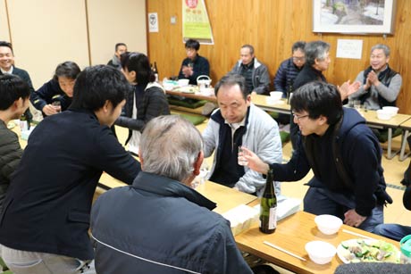 芋主やくず米を提供した地元農家を招いて試飲会