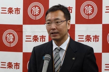 記者会見を行う国定市長