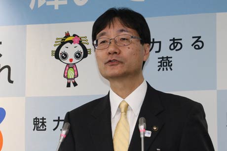 平成29年度当初予算編成を発表する鈴木市長
