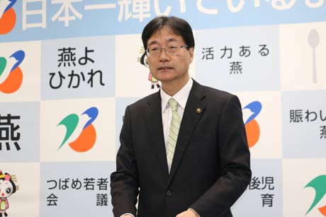  記者会見する鈴木燕市長