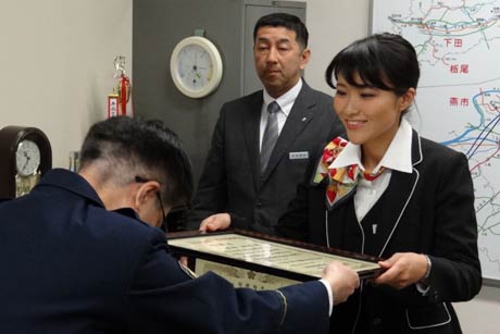 特殊詐欺被害を防いだ三条信用金庫本店と職員2人に桜井三条署長から感謝状を贈呈