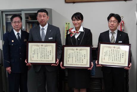 左から桜井署長、三条信用金庫の板垣支店長、テラー係の阿部さん、多田副調査役