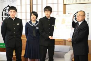 左から弥彦中生徒会の桜井副会長、田中副会長、本間会長、小林村長