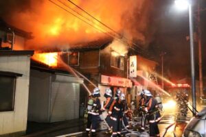 燕市日之出町の火災現場
