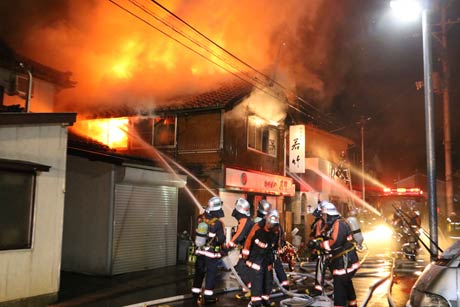燕市日之出町の火災現場