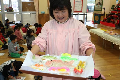 中山園長と供えた天神講の菓子