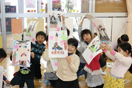 描いた天神講の絵を掲げる園児