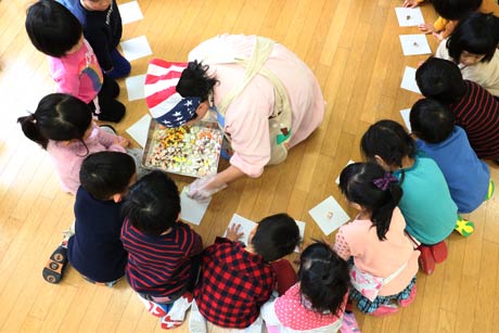 小さくした天神講の菓子をみんなで分けて味わった