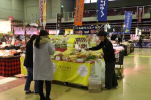 24日から26日まで燕三条地場産業振興センターで開かれている「北海道 冬の味覚 全国うまいもの市」と「フリーマーケット in じばさん」