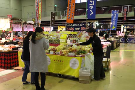  24日から26日まで燕三条地場産業振興センターで開かれている「北海道 冬の味覚 全国うまいもの市」と「フリーマーケット in じばさん」