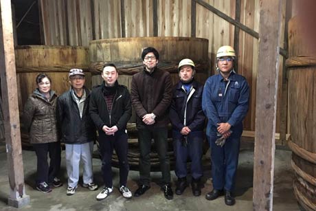  野沢食品工業に到着、設置が完了した木桶