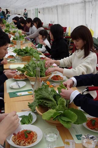 ビニールハウスでたった今、収穫した野菜とともにランチ