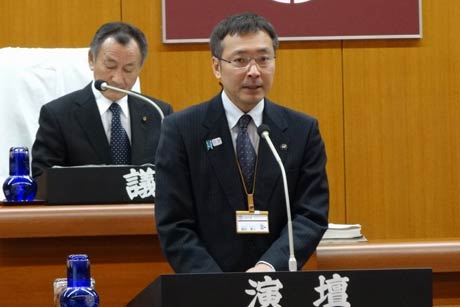 施政方針演説を行う国定市長