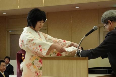 学院長賞を受ける五十嵐春奈さん
