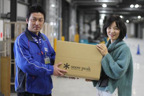 オペレーションコアから初めての荷物を佐川急便越後吉田営業所に渡す渡辺専務