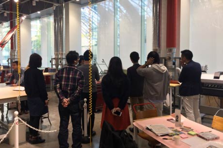  TechShopを見学する参加者