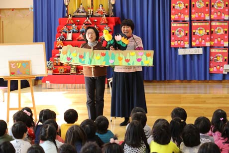 燕南こども園のひなまつりコンサートに出演した燕市の女性ふたりのユニットの田中さん(左)と関崎さん