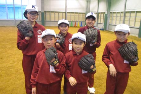 前回、自分で作ったグラブを今も大事に使っている小中川バッファローズの子どもたち
