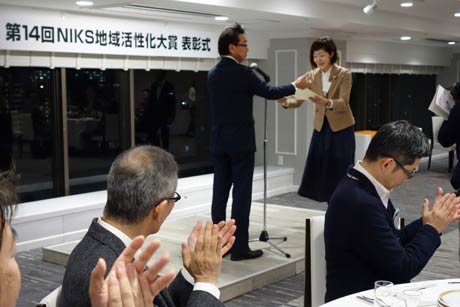 大賞を受ける「みらいずBOOK」の小見まいこ代表理事