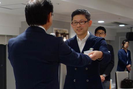  優勝賞を受ける「燕三条『畑の朝カフェ』」の白鳥さん