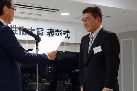  奨励賞を受ける「寺子屋つばさ はらぺこ塾」の高橋克典代表