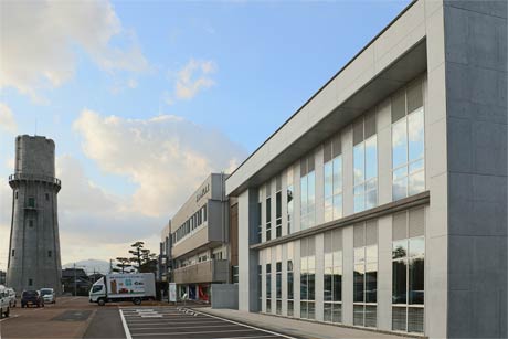 右手前が増築した燕市中央公民館の東棟、奥が耐震改修工事を行った西棟