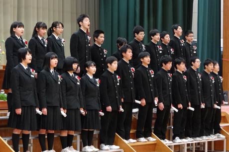 卒業生全員で記念合唱