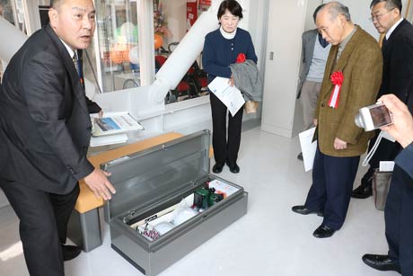 ベンチのシート下に格納された防災用具