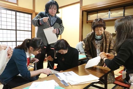  丸井今井邸で行われている下田大谷地和紙パックワークショップ