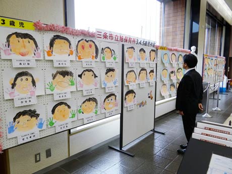 三条信用金庫本店で開かれている三条市立旭保育所3、4、5歳児作品展