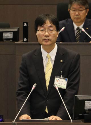 施政方針演説を行う鈴木市長