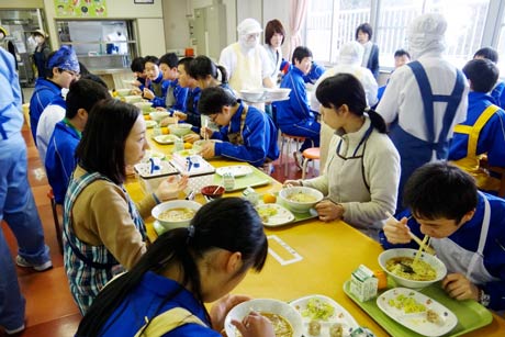 三条飲食店組合のラーメンボランティアでラーメンを味わう県立月ヶ岡特別支援学校の児童生徒