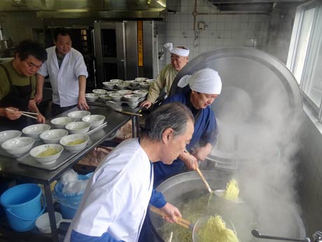 次々とラーメンをゆでる三条飲食店組合の組合員