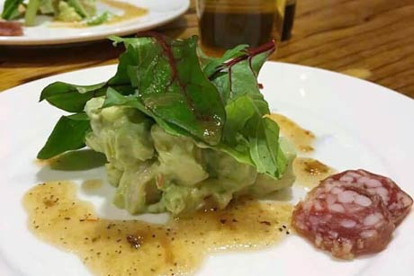 肉料理のミニコースで提供する「牛肉とアボカドのサラダ」