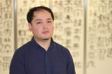 三条市若手芸術家支援事業として三条東公民館で初めての個展を開く檜川さん
