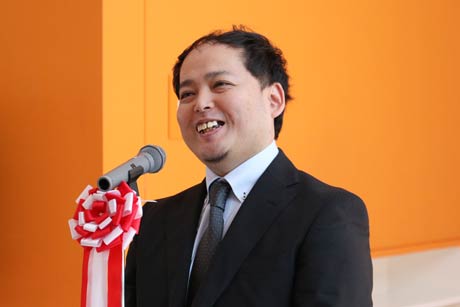  開場式であいさつする檜川さん