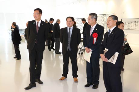 国定市長、三条市文化芸術に関する懇談会の丸山会長と会場を回る檜川さん