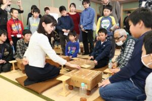 分水ライオンズクラブ杯燕市子ども将棋大会で4人の小学生と同時に対局する中倉彰子初段