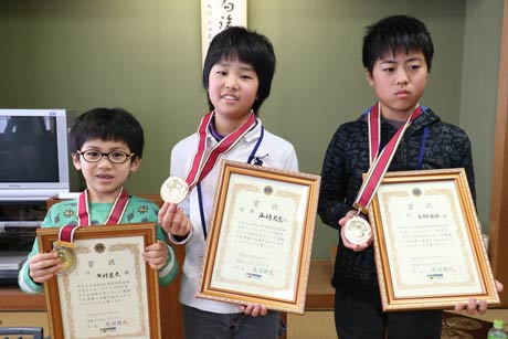 左から2位の西村君、優勝の山崎君、3位の大槻君