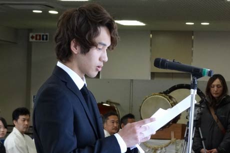 追悼の言葉を述べる林さん