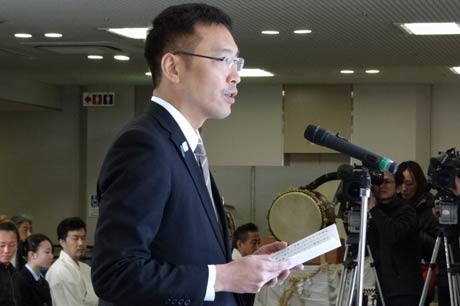 追悼の言葉を述べる国定市長