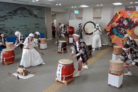 東日本大震災六周年追悼式典に続く交流事業をで三條太鼓三小相承会の演奏