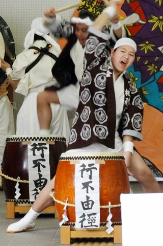 三條太鼓三小相承会の一員として演奏する田辺さん