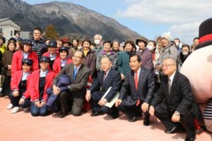 おもてなし広場で村民と記念撮影、前列右から小林豊彦村長、山本幸三地方創生担当大臣
